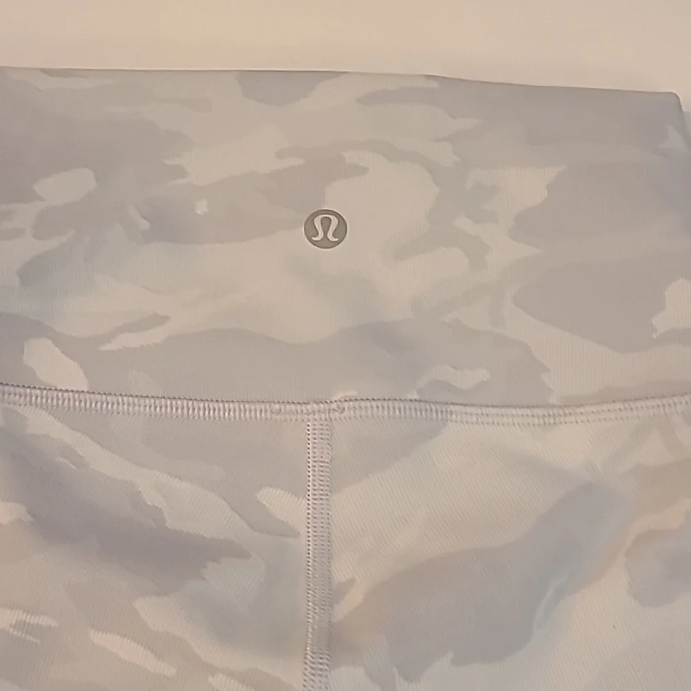 #131 NWT Lululemon White Camo Bike Shorts B1405